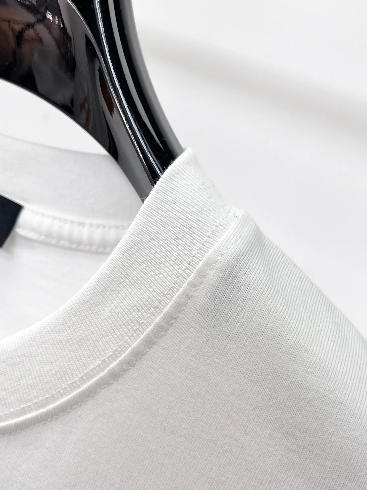 Balenciaga's high-end top-quality products 🐮2026 Spring and Summer New Arrival first counter, the latest New Arrival short-sleeved round neck T-shirt, Premium customized design, avant-garde and fashionable! Brand logo heavy craftsmanship design Premium customized 260g fabric. Soft to the touch. Comfortable to wear. Counter-level exquisite stitching. Fine workmanship. The upper body effect is incomparably handsome! A must-have item for men and women with the same style! Sizes: S~XXL When placing an order, please state your height and weight. The maximum wearing size is 210 pounds (one size larger)